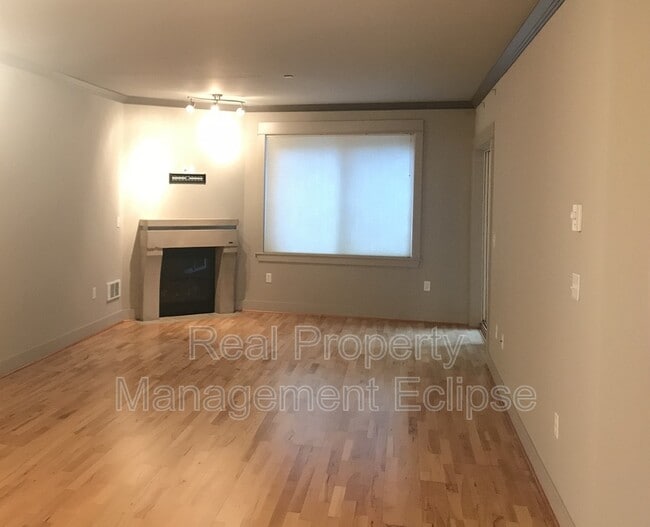 Building Photo - 18609 SE Newport Way