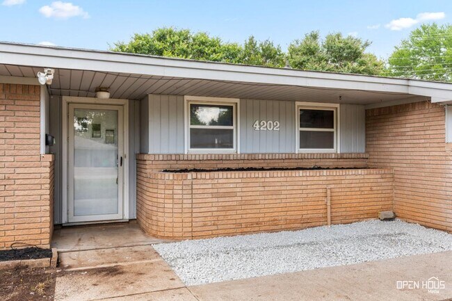 Building Photo - 4202 Meadowbrook Dr