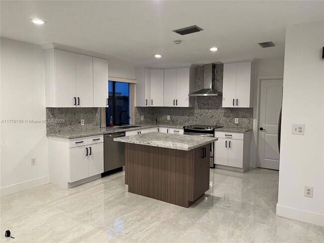 Foto del edificio - Northwest 167th Terrace, Miami Lakes, FL 33014 - 3 BR 2 BA single-family home