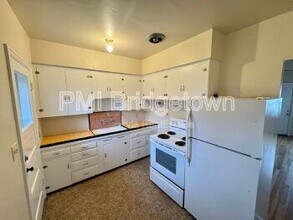 Building Photo - 6520 NE 6th Ave