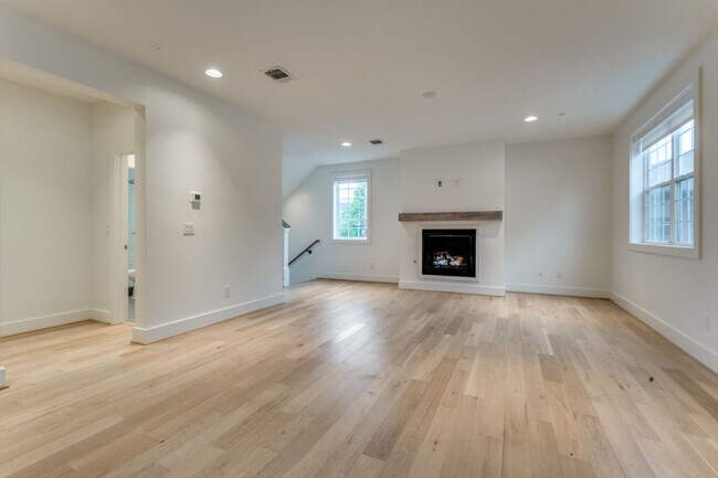 Building Photo - Gorgeous 3-Story 3/2/2 Townhome in Univers...