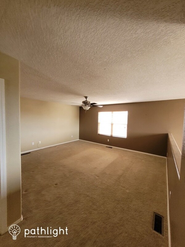 Foto del edificio - 3831 Crystalaire Ave NW