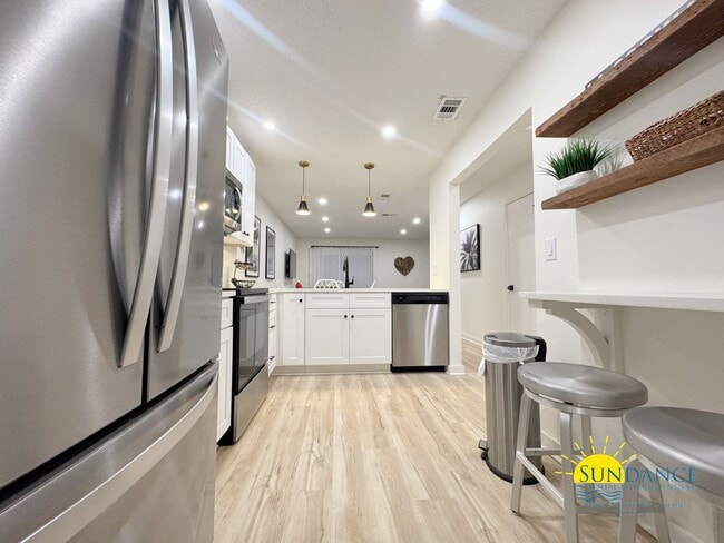 Building Photo - Beautifully Renovated Townhome Near the Beach!