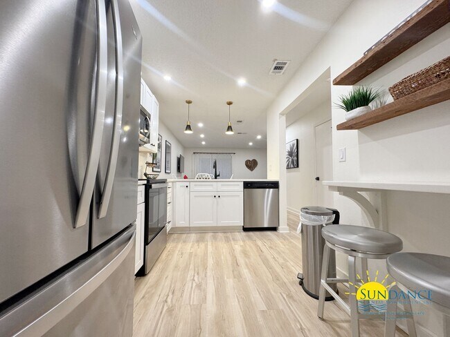 Foto del edificio - Beautifully Renovated Townhome Near the Beach!