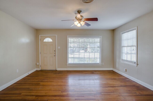 Foto del edificio - Pre-leasing for July!