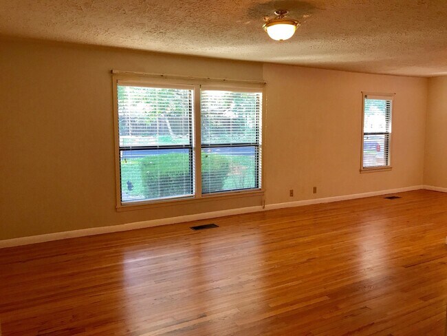 Foto del edificio - Charming 3 Bedroom Home - Large Backyard - Carport