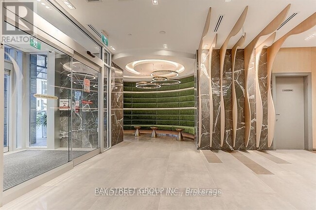 Building Photo - 21 Carlton St.