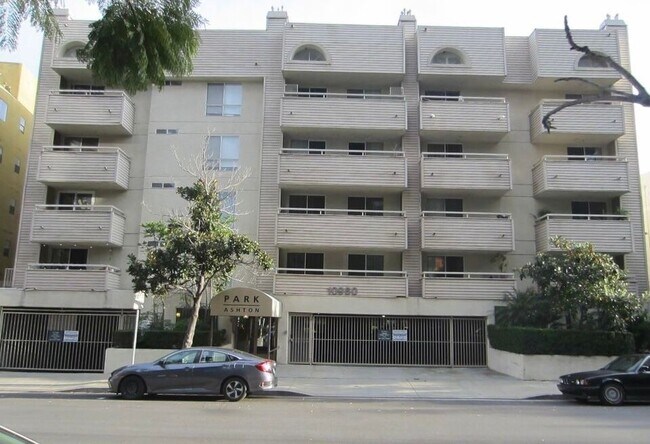 Foto del edificio - 10960 Ashton Ave