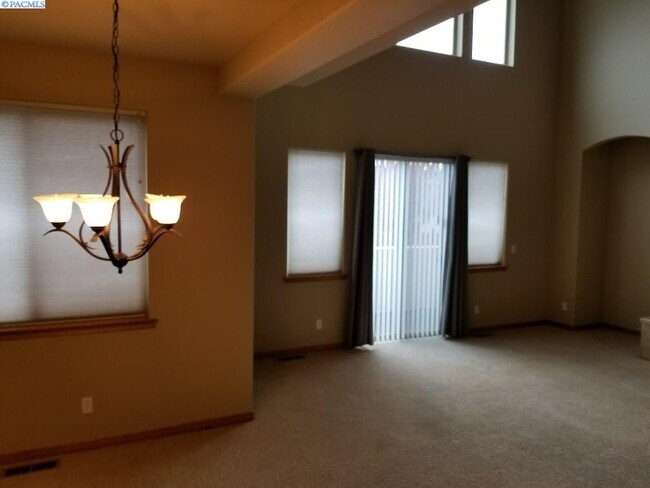 Building Photo - Steps away from Golf Course