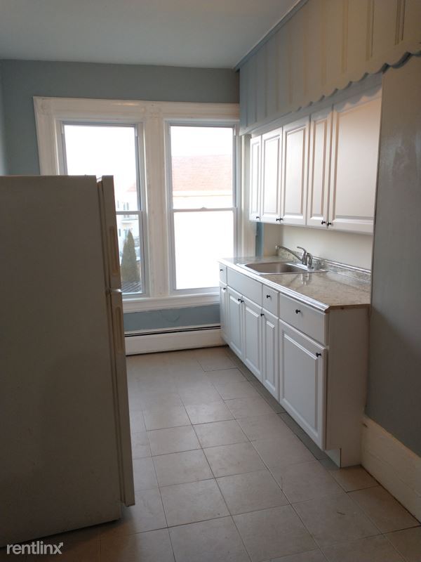 Foto principal - 3 br, 1 bath Townhome - 9 Rose Ave