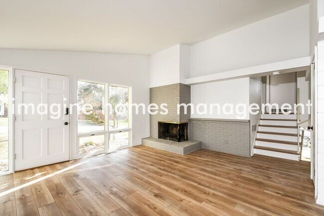 Building Photo - Beautiful 3 bedroom and 1.5 bath home in S...