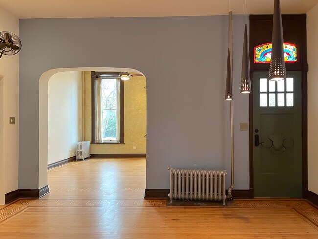 Building Photo - 1554 N Hoyne Ave