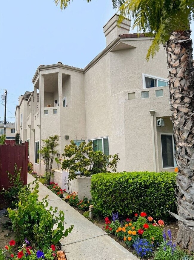 Foto del edificio - STUNNING 2BD/2BA TOWNHOME IN CROWN POINT! 1 CAR GARAGE/1 CARPORT SPACE INCLUDED! $4,195/mo