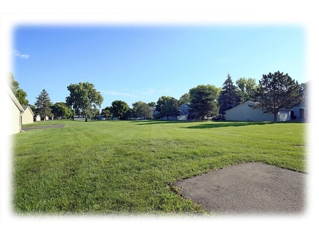 Building Photo - 9358 Ranchview Ln N