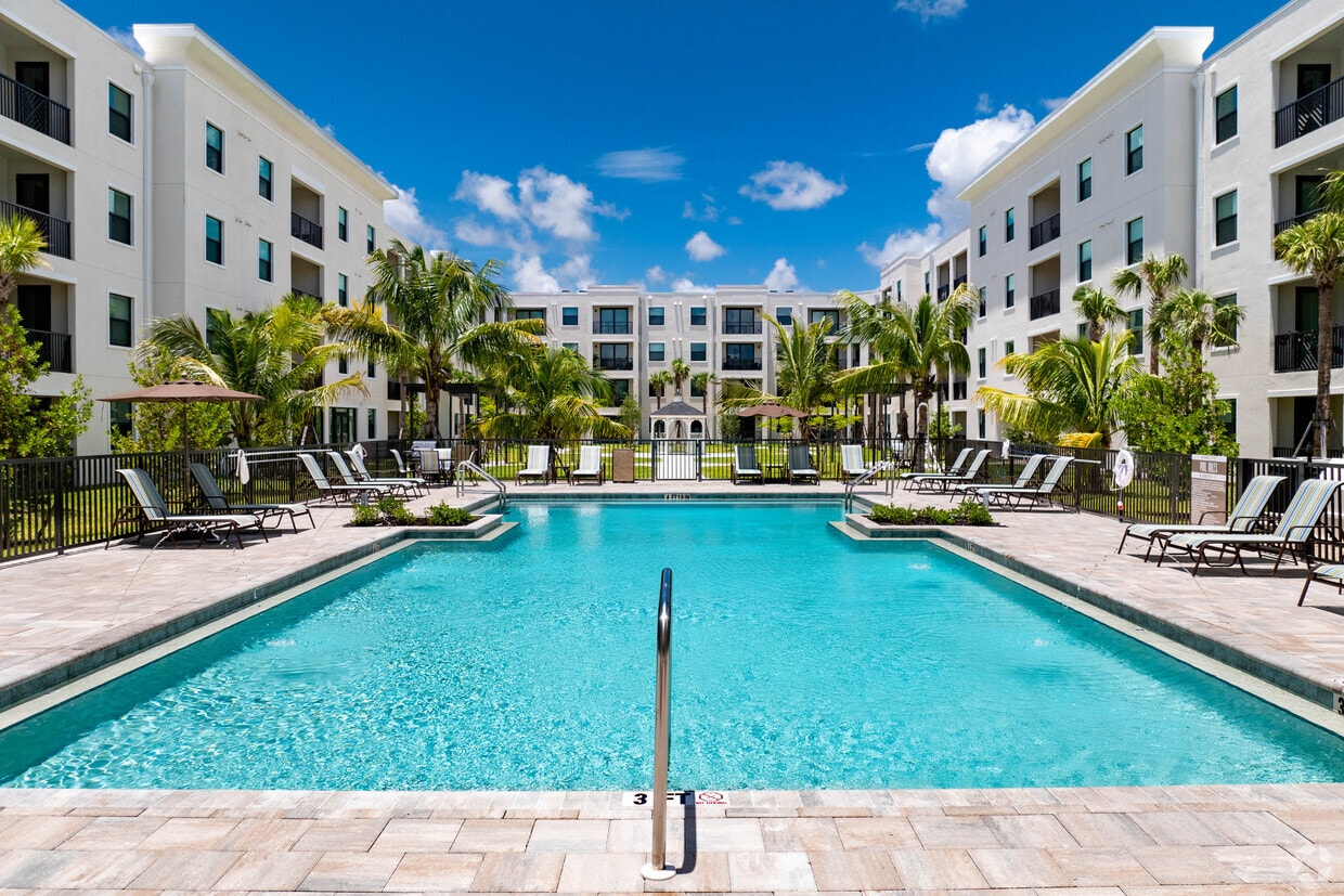 Foto principal - Cape Southwest 55+ Apartment Community