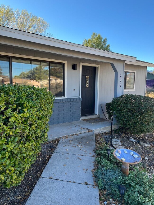 Foto del edificio - Modern, updated 3B/2B with fenced yard and sun room in Cottonwood