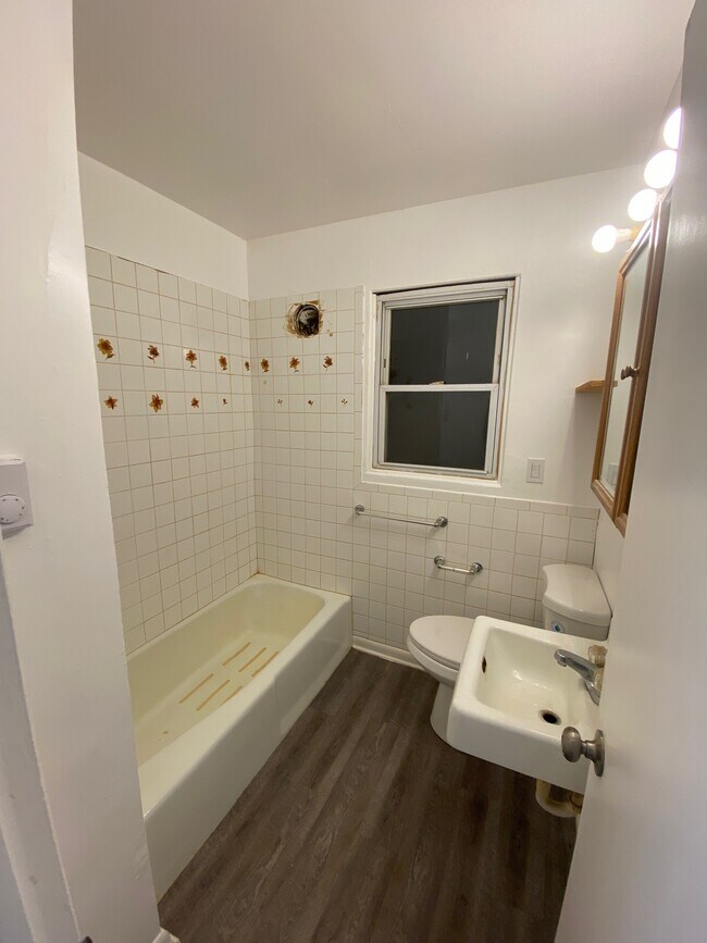 Baño - 721 N 22nd St