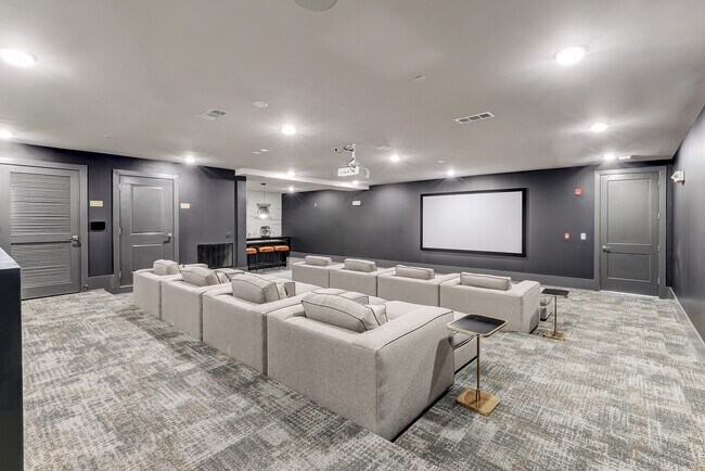 Sala de cine: Reservas gratuitas para salas privadas con aperitivos y bebidas de cortesía. Disfruta de una noche de cine sin comprar entradas. - Linz Holly Springs