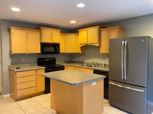 Building Photo - 2303 Shamrock Dr
