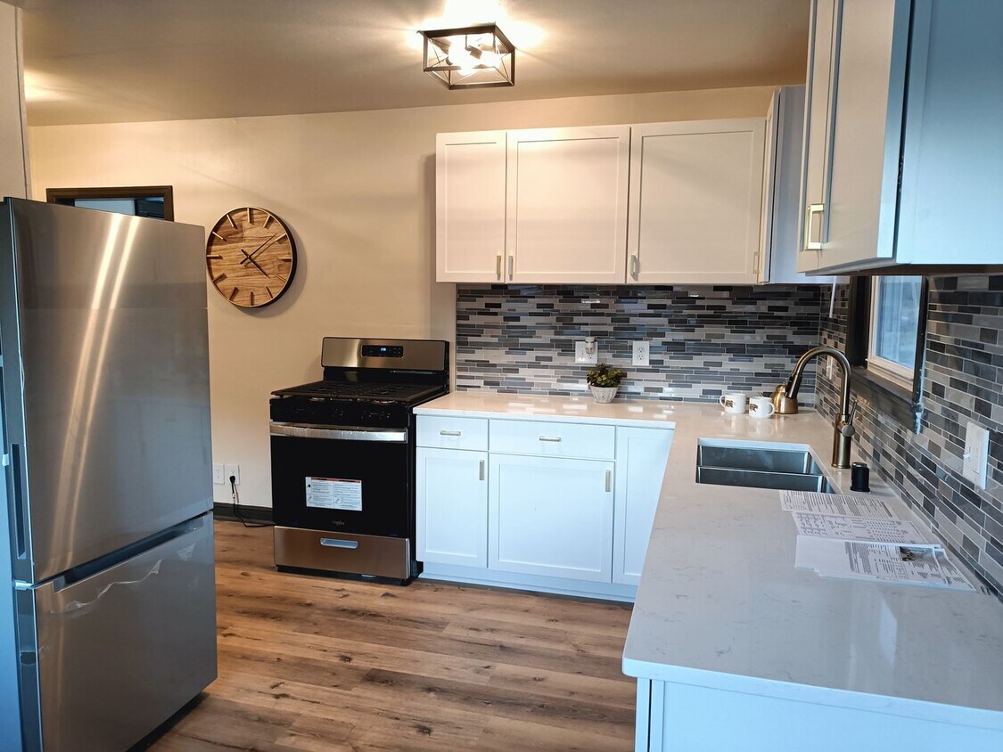 Primary Photo - 3 bedroom 2 bathroom single family home wi...