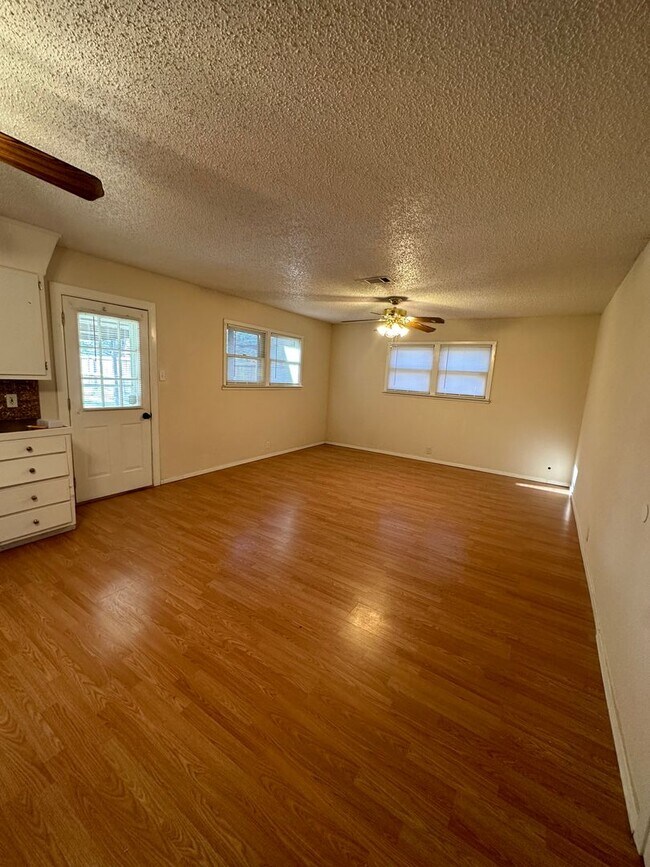 Foto del edificio - 3/2 with huge backyard and bonus living room