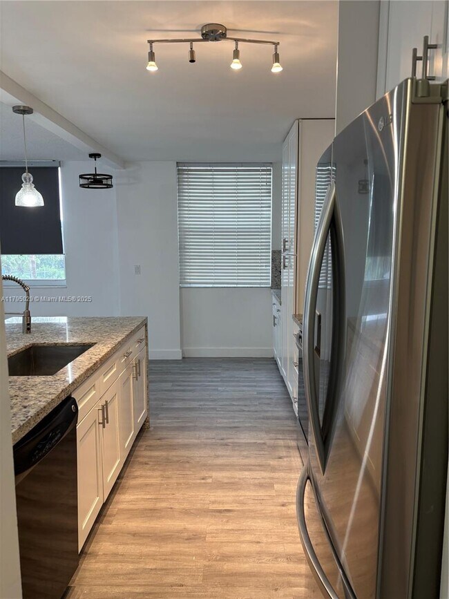 Foto del edificio - 4200 Hillcrest Dr