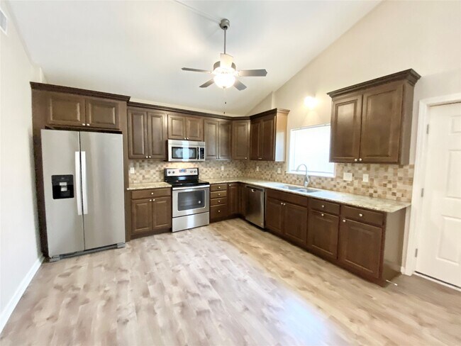 Foto del edificio - 140 Huisache St