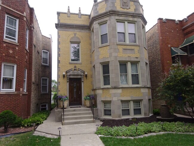Foto del edificio - 5528 W Berteau Ave