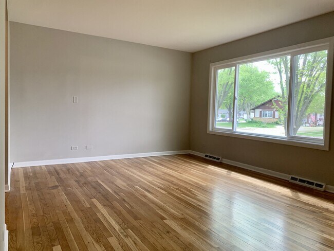 Building Photo - 1622 Oak Ln