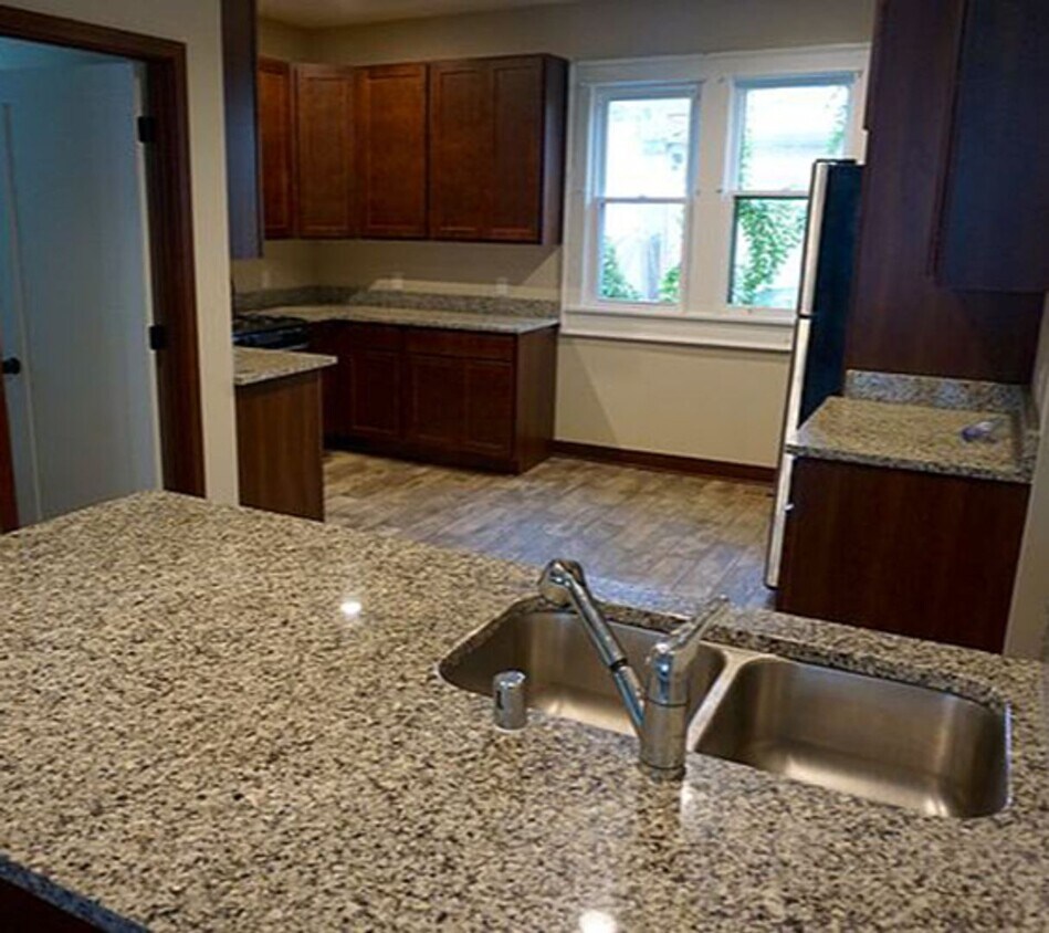 Primary Photo - Affordable six bedroom house close to U of...
