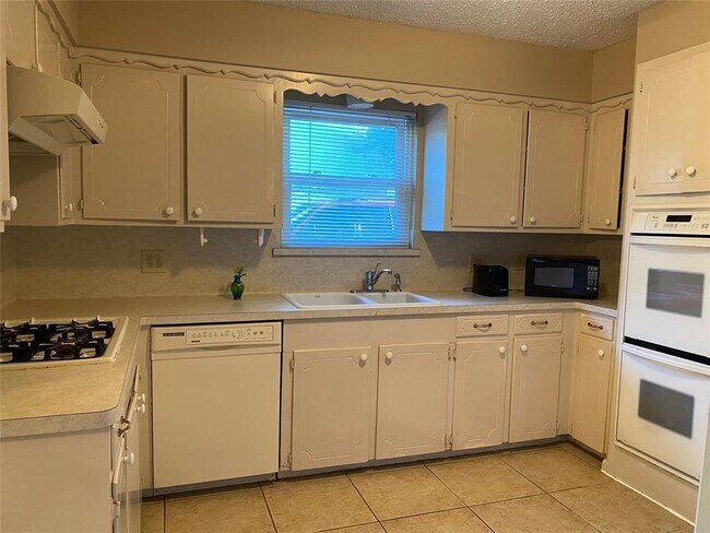 Building Photo - 25506 Oakhurst Dr