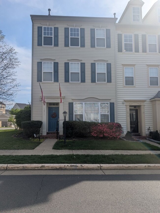 END UNIT STUNNER! - END UNIT STUNNER! Townhome