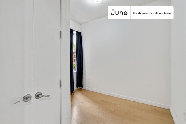 Foto del edificio - Private bedroom in 4 bed/2 bath Home
