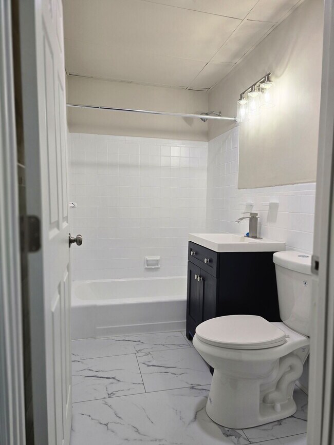 Building Photo - Fountain City | Renovated Units | Washer/D...