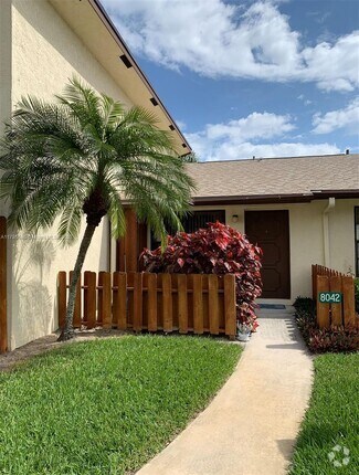 Building Photo - 8042 SE Villa Cir