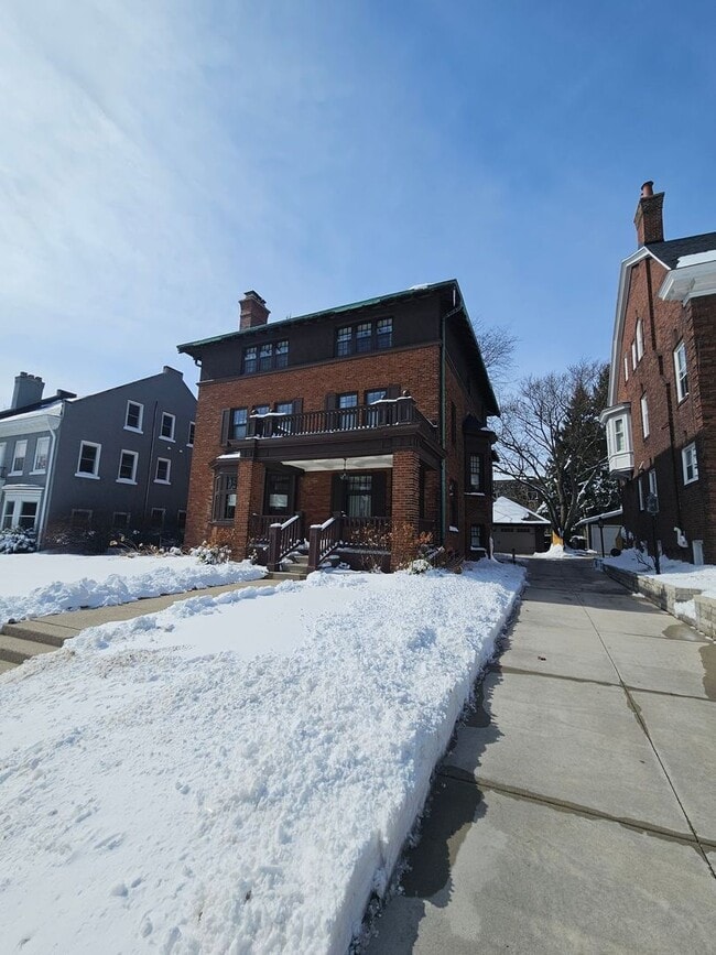 Building Photo - 2245-2247 N Lake Dr