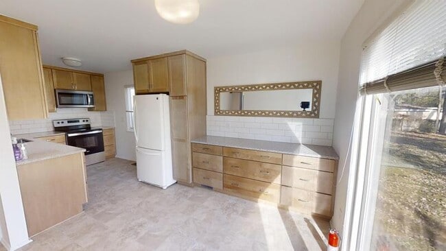 Building Photo - 1712 Traver Rd