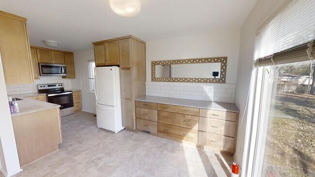 Foto del edificio - 1712 Traver Rd