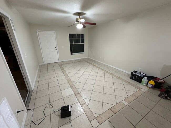 Building Photo - 3 bedroom, 2 bathroom Sarasota home, plus garage and beautiful lot, conveniently located near Dow...