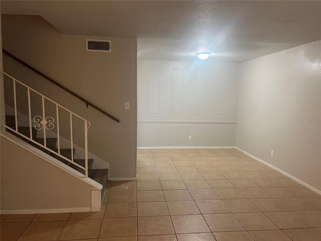 Building Photo - Available now - 3 /2.5 Townhome style