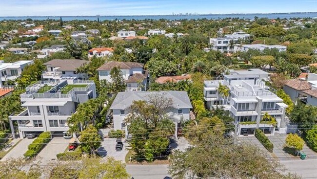 Foto del edificio - 442 Fernwood Rd