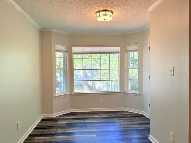 Building Photo - 105 Stratford H