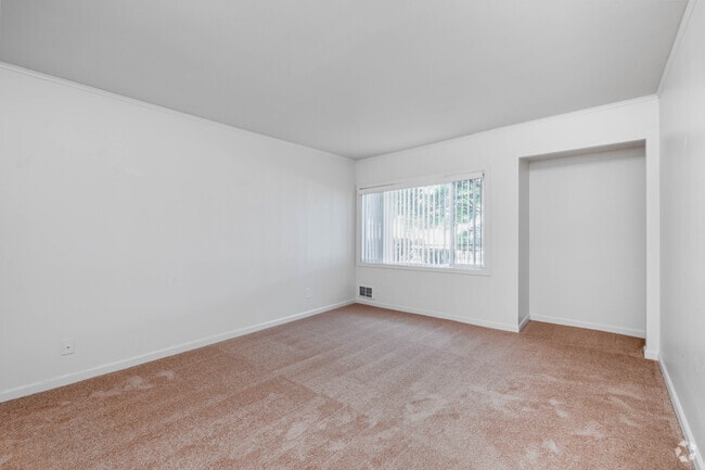 3BR, 1BA - 950SF - Living Room - Lake Washington Apartments