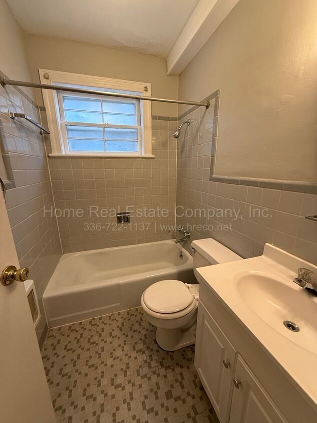 Building Photo - 807 W End Blvd