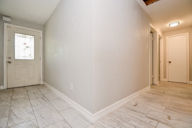 Foto del edificio - 5811 Greencraig Dr