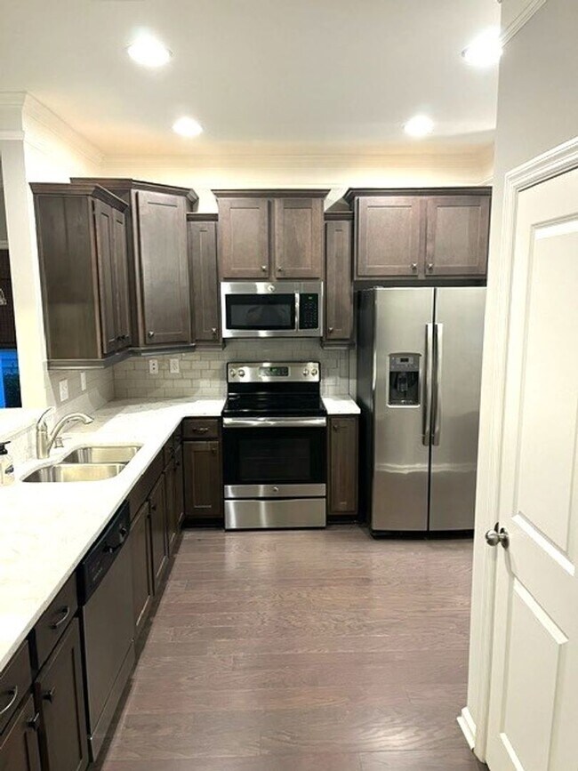 Building Photo - Beautiful 2 Bedroom 2.5 Bath Townhome Avai...