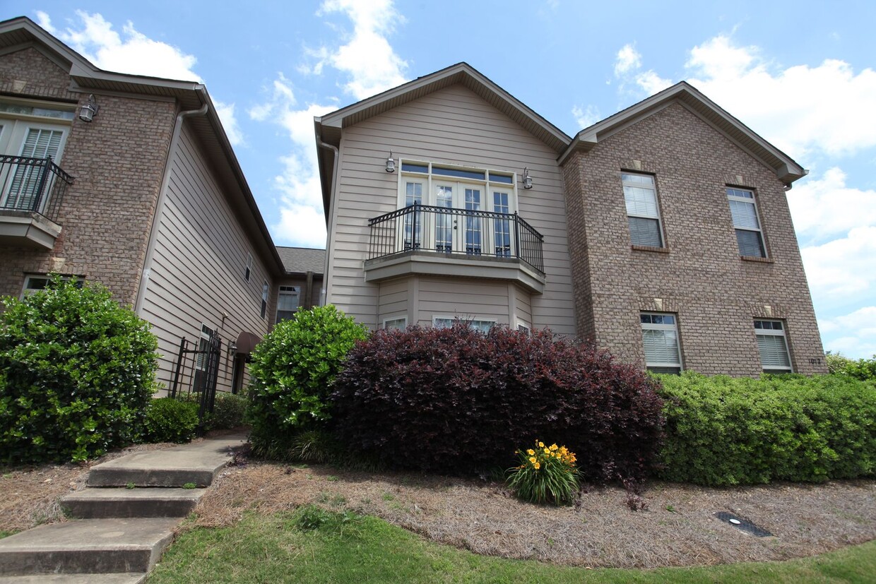 Foto principal - Beautiful Upscale Townhome Available in July!