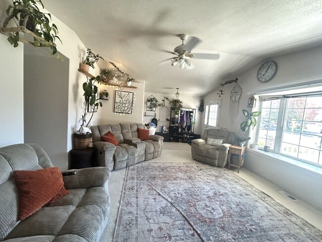 Building Photo - 3 bed 2 bath home in a great neighborhood
