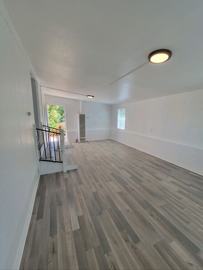 Foto del edificio - NEWLY REMODELED 5-BED 1-BATH TRIPLEX IN RO...