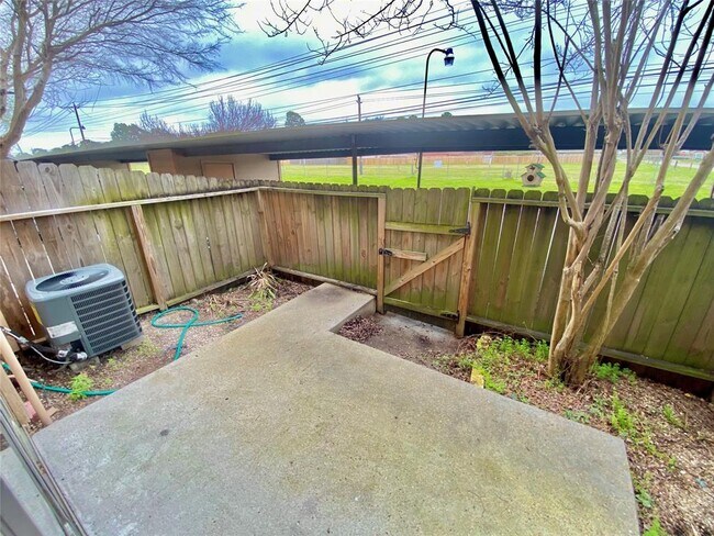Building Photo - 7700 Creekbend Dr